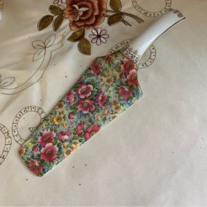 Vintage floral cake lifter with gold detail